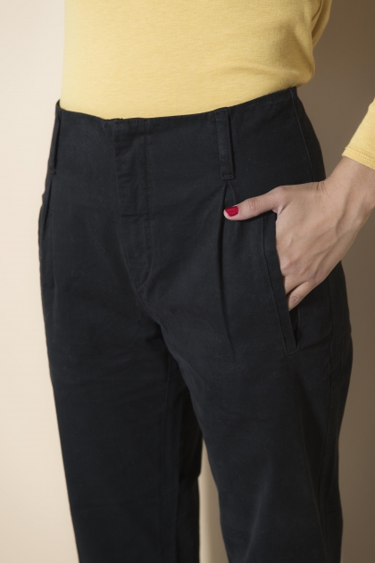 Pantalon court gabardine stretch 93% coton 6% laine 1% elasthanne