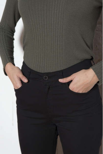 Pantalon 5 poches en "satin stretch" 66% coton 31% polyamide 3% élasthanne