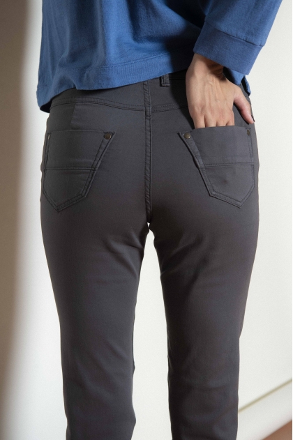 5-pocket slim trousers in "stretch satin" 66% Cotton 31% polyamide 3% Elastane
