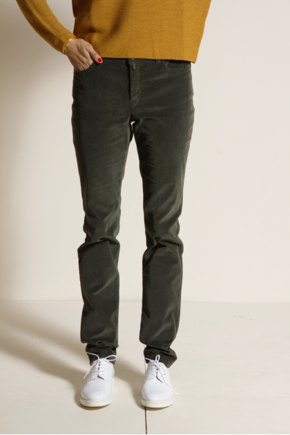 Pantalon 5 poches  velours fines côtes stretch 80% coton 18% polyamide 2% élasthanne