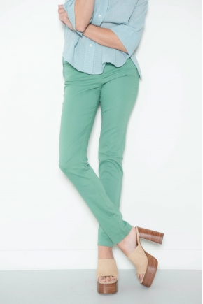 Pantalon slim  5 poches en "satin strech" 67% Coton 31% polyamide 2% Elasthanne
