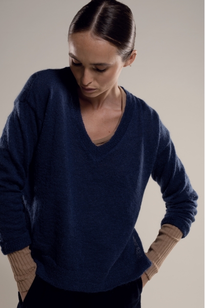 V-neck sweater with side slits 50% superkid mohair 32% polyamide 18% extrafine merino wool