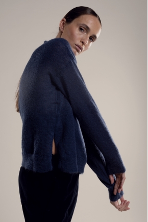 V-neck sweater with side slits 50% superkid mohair 32% polyamide 18% extrafine merino wool