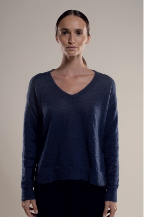 V-neck sweater with side slits 50% superkid mohair 32% polyamide 18% extrafine merino wool