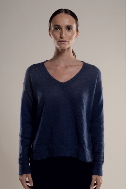 Pull V fendu sur les côtés 50% mohair superkid 32% polyamide 18% laine mérinos extrafine