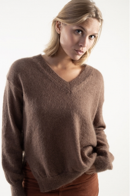 V-neck sweater with side slits 50% superkid mohair 32% polyamide 18% extrafine merino wool