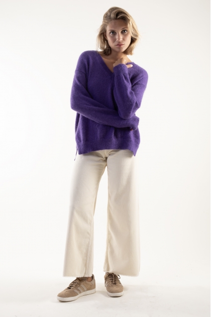 V-neck sweater with side slits 50% superkid mohair 32% polyamide 18% extrafine merino wool
