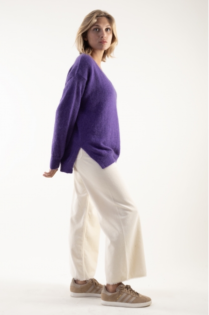 V-neck sweater with side slits 50% superkid mohair 32% polyamide 18% extrafine merino wool