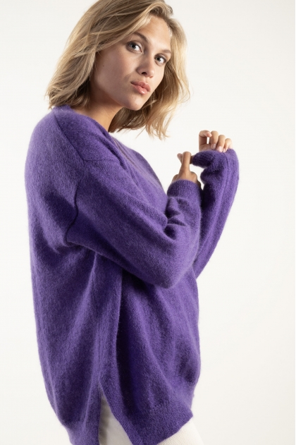 V-neck sweater with side slits 50% superkid mohair 32% polyamide 18% extrafine merino wool