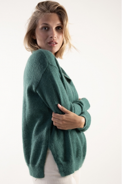 V-neck sweater with side slits 50% superkid mohair 32% polyamide 18% extrafine merino wool