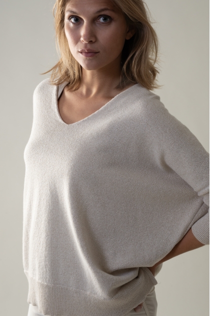 V-neck sweater 36% polyamide, 26% wool, 26% viscose, 7% metal, 5% cashmere