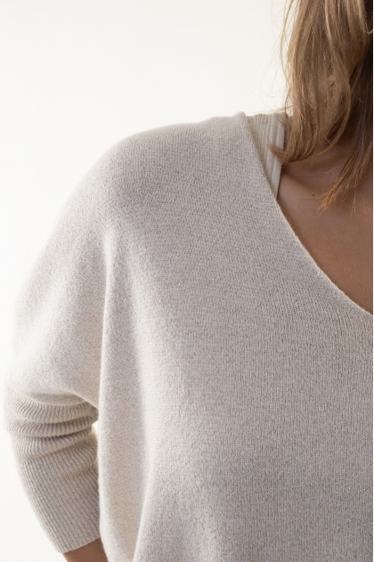 V-neck sweater 36% polyamide, 26% wool, 26% viscose, 7% metal, 5% cashmere