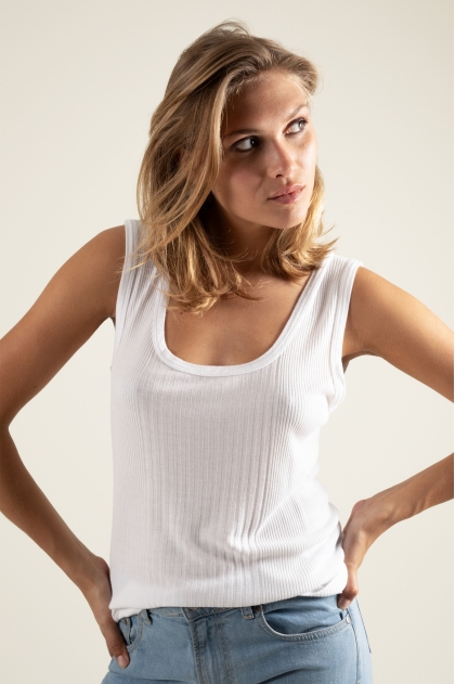 Débardeur en maille Richelieu côtelée 85 % viscose et 15 % soie