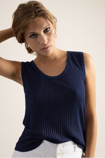 Débardeur en maille Richelieu côtelée 85 % viscose et 15 % soie