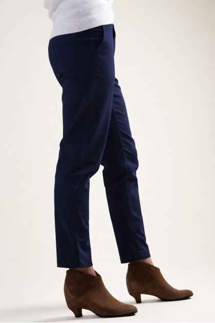 Pantalon court 66% Coton 31% Polyamide 3% Elasthanne