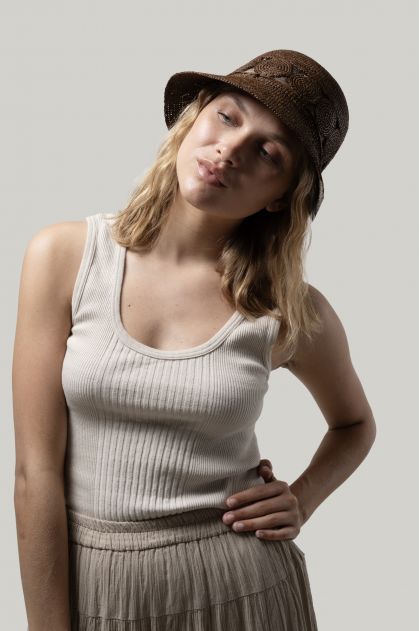 ChapeauRaphia de couleur tressé avec cordon de réglage en cuir