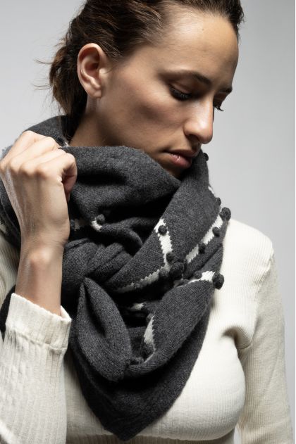 Pointed scarf, 70% wool, 30% cashmere